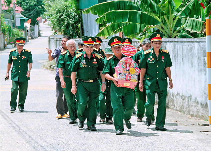 Thăm hỏi, tặng quà gia đình các đồng đội đã hy sinh.