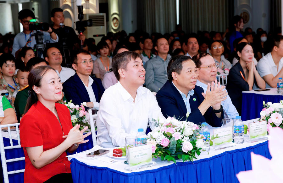 Ban Lãnh đạo Bệnh viện cùng các vị đại biểu tham dự tại buổi lễ.