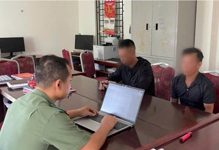 Công an phường Hải An xử phạt vi phạm hành chính hai bố con ông L.X.Đ về hành vi thả diều trong khu vực cấm bay thuộc sân bay Cát Bi. Ảnh: Công an Hải Phòng