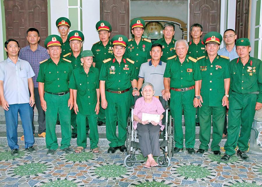 Thăm, tặng quà Mẹ Việt Nam Anh hùng Phạm Thị Tâm.