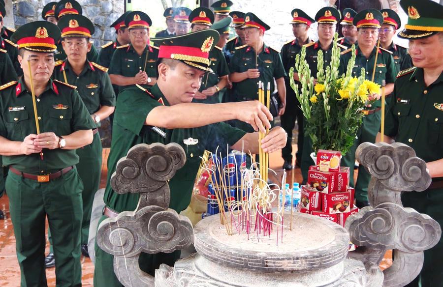 Thiếu tướng Nguyễn Đình Cương cùng đoàn công tác dâng hương tại Đài hương 468, xã Thanh Thủy, tỉnh Tuyên Quang.