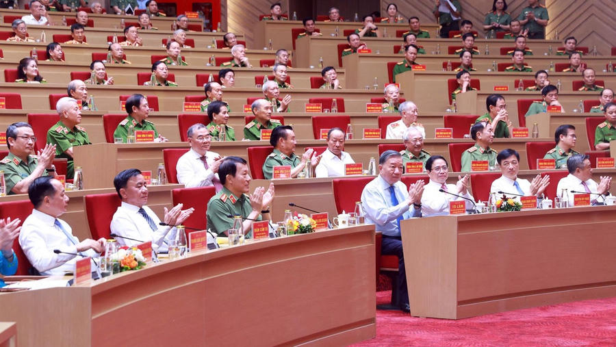 Đồng chí Tổng Bí thư, Chủ tịch nước Tô Lâm và các đồng chí lãnh đạo, nguyên lãnh đạo dự buổi gặp mặt. (Ảnh: dangcongsan.vn)