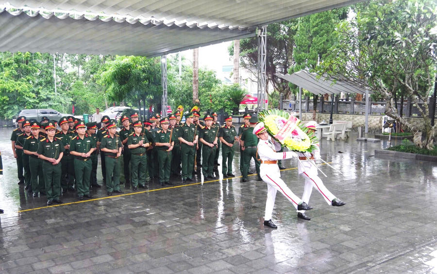 Đoàn công tác Bộ CHQS tỉnh Tuyên Quang dâng hương tưởng niệm các Anh hùng liệt sĩ tại Nghĩa trang Liệt sĩ Quốc gia Vị Xuyên.