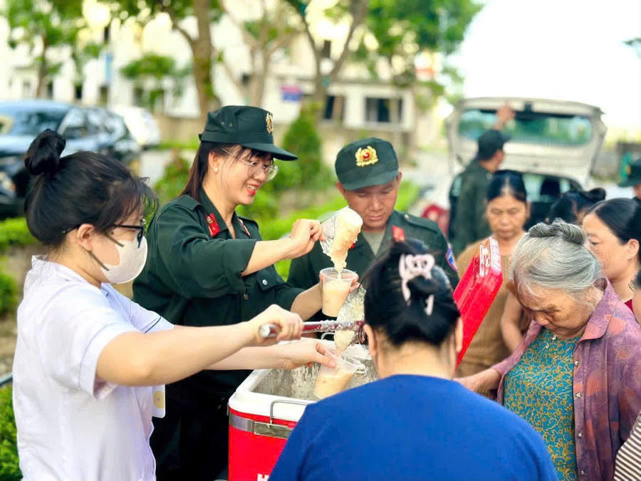 Phần cháo tuy không có giá trị vật chất lớn, những thể hiện tinh thần vì dân của các chiến sĩ cảnh sát cơ động gần dân.
