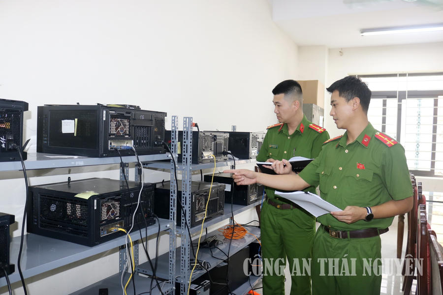 Cơ quan Công an thu giữ tài liệu, thiết bị liên quan.