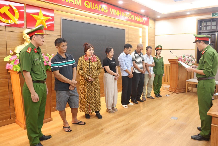 Tống đạt các quyết định khởi tố vụ án, khởi tố bị can đối với 6 đối tượng - Ảnh Công an Quảng Trị.