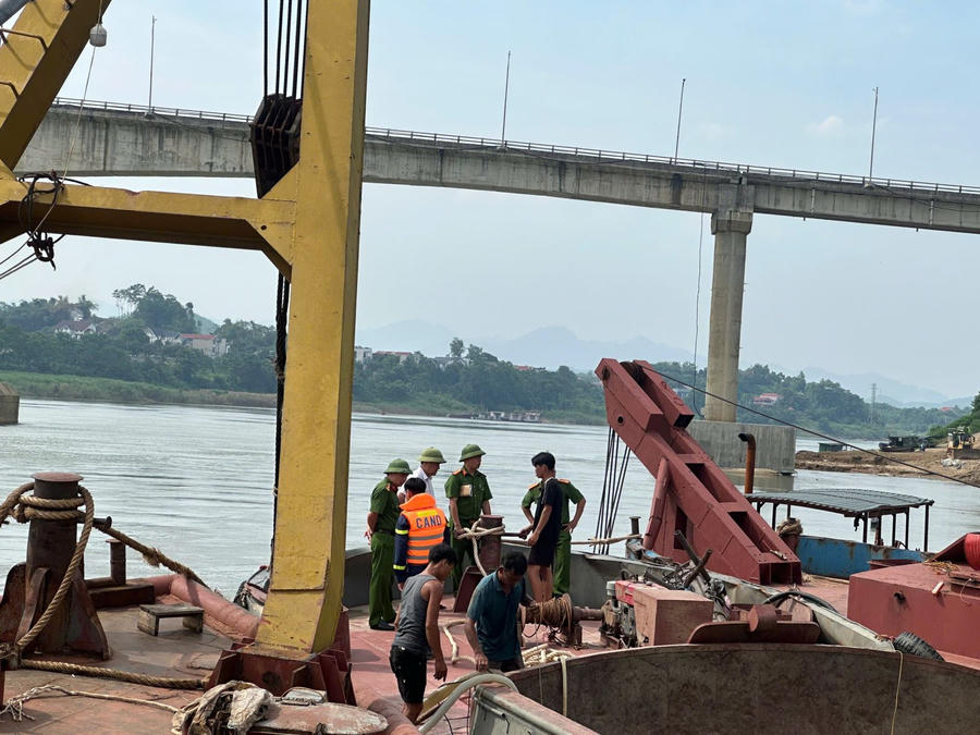 Lực lượng Cảnh sát phòng cháy, chữa cháy và cứu nạn, cứu hộ Công an tỉnh Phú Thọ vừa phối hợp với các đơn vị liên quan trục vớt thành công 2 tàu bị chìm, mắc kẹt tại khu vực trụ T5 cầu Sông Lô. (Ảnh: Công an tỉnh Phú Thọ)