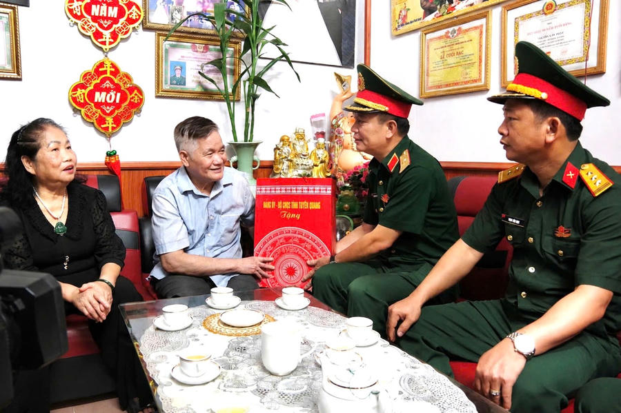 Thiếu tướng Nguyễn Đình Cương thăm hỏi, tặng quà thương binh Nguyễn Văn Thật tại tổ 11, phường Hà Giang 2, tỉnh Tuyên Quang.