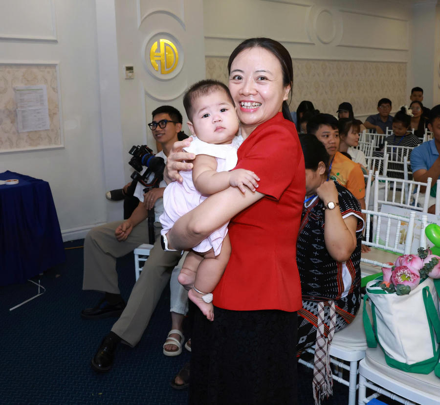 ThS.BS Lê Thị Thu Hiền, Giám đốc chuyên môn Bệnh viện chụp ảnh cùng em bé gia đình nhà Bnước Thị Tron.