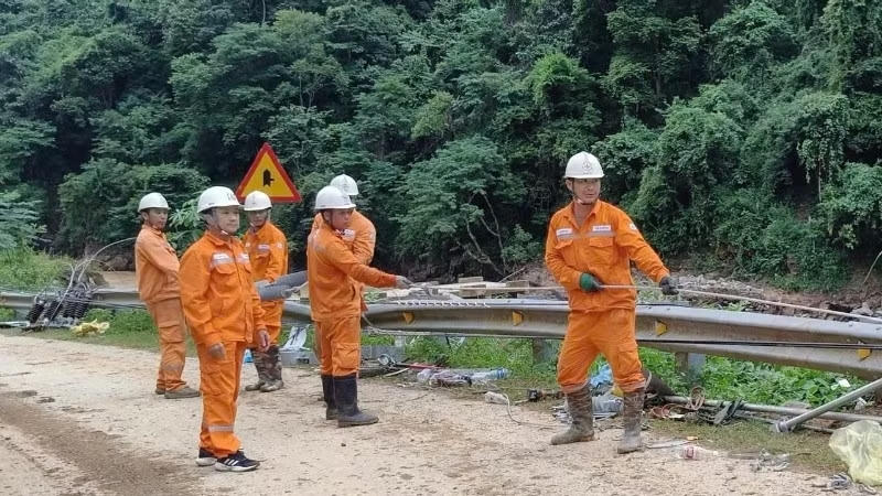 Dù thời tiết và địa hình bất lợi, tuy nhiên các cán bộ ngành điện vẫn nỗ lực khắc phục sự cố. (Ảnh: Điện lực Nghĩa Lộ)