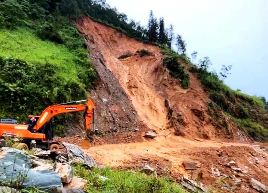 Xã Sơn Vĩ, tỉnh Tuyên Quang huy động máy móc khắc phục điểm sạt lở taluy dương trên tuyến đường từ trung tâm xã sau mưa lớn kéo dài.
