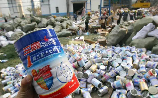 Năm 2008, hơn 300.000 trẻ em Trung Quốc bị ốm, trong đó hàng ngàn em bị sỏi thận và suy thận cấp, 6 em tử vong do uống sữa nhiễm Melamine.