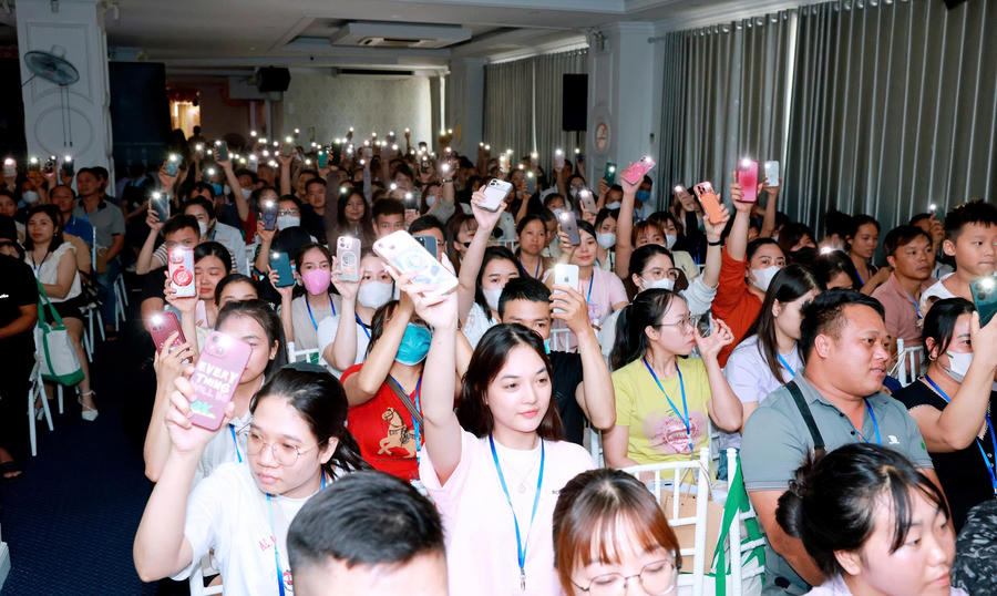 Khoảnh khắc các gia đình cùng thắp sáng hi vọng cho các gia đình mong con.