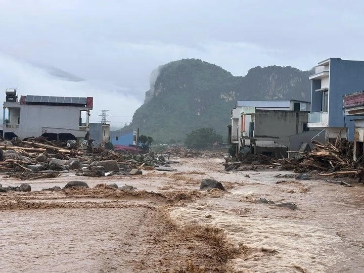 Bộ Xây dựng yêu cầu kiên quyết không cho người, phương tiện qua điểm ngập, sạt lở.