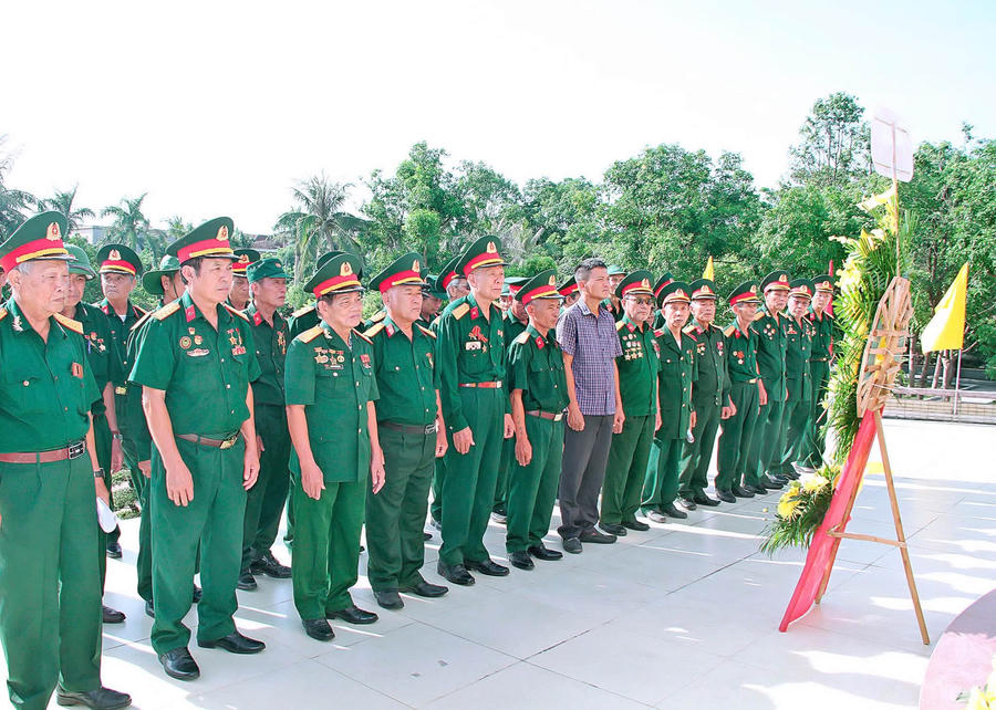 Dâng hoa, dâng hương tưởng niệm các Anh hùng, Liệt sĩ.