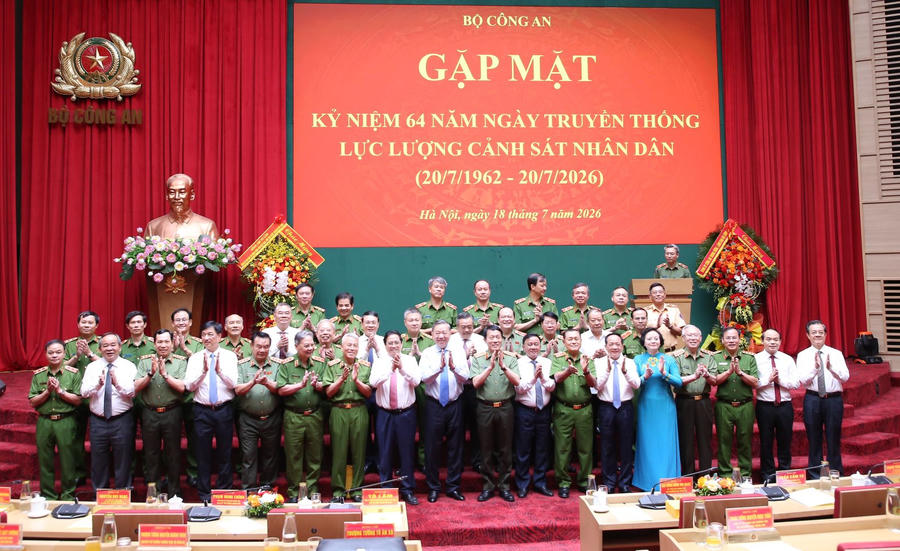 Đồng chí Tổng Bí thư, Chủ tịch nước Tô Lâm và các đồng chí lãnh đạo, nguyên lãnh đạo cùng cán bộ, chiến sĩ lực lượng Cảnh sát nhân dân.