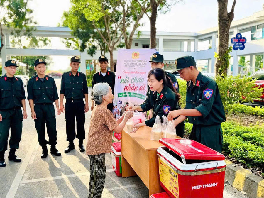 Kinh phí tự nguyện do cán bộ chiến sĩ tự đóng góp.