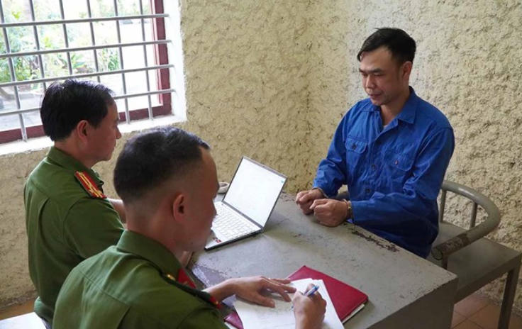 Nguyễn Mạnh Tuân tại cơ quan điều tra. Ảnh: Công an Điện Biên
