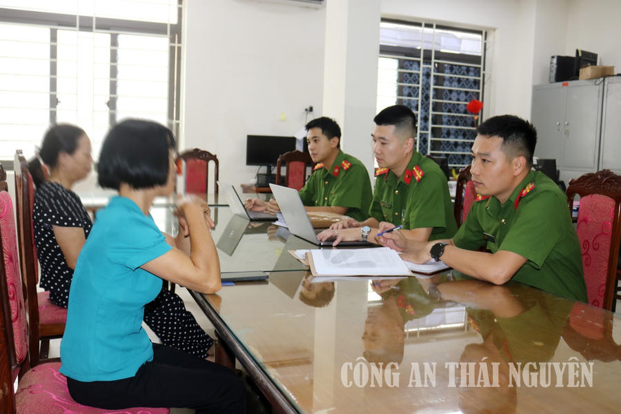Người bị hại trình báo Cơ quan Công an. Ảnh CA Thái Nguyên.