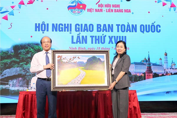 Bà Đinh Thị Lụa, Phó Bí thư Tỉnh ủy, Chủ tịch Ủy ban MTTQ Việt Nam tỉnh Ninh Bình, tặng quà lưu niệm cho Hội Hữu nghị Việt Nam - Liên bang Nga. Bà Đinh Thị Lụa, Phó Bí thư Tỉnh ủy, Chủ tịch Ủy ban MTTQ Việt Nam tỉnh Ninh Bình, tặng quà lưu niệm cho Hội Hữu nghị Việt Nam - Liên bang Nga.