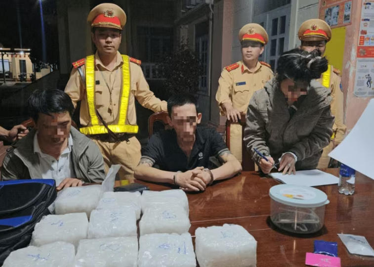 Cảnh sát giao thông bắt giữ vụ vận chuyển ma túy. Ảnh: Công an cung cấp