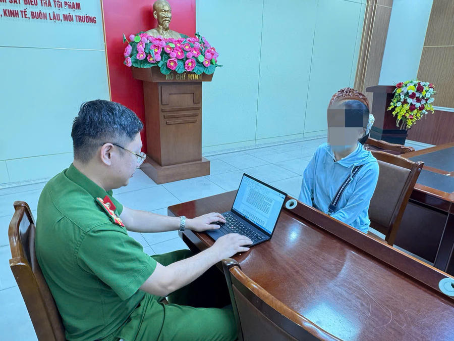 Cơ quan Cảnh sát điều tra Công an tỉnh Quảng Ninh làm việc với một bị can trong vụ án vi phạm quy định về hoạt động ngân hàng. Cơ quan Cảnh sát điều tra Công an tỉnh Quảng Ninh làm việc với một bị can trong vụ án vi phạm quy định về hoạt động ngân hàng.