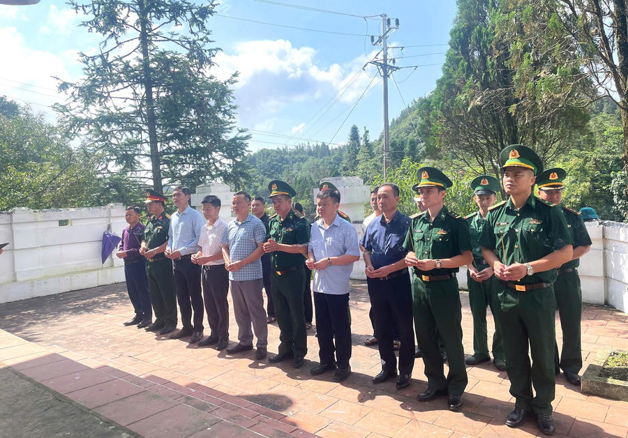 Các đại biểu tham gia dâng hương tại nhà bia tưởng niệm liệt sĩ của xã Sơn Vĩ.
