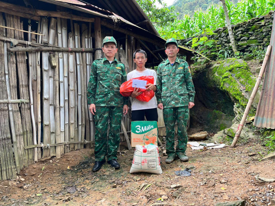 Đồn Biên phòng Cửa khẩu Săm Pun (Ban chỉ huy Bộ đội Biên phòng tỉnh Tuyên Quang) thăm hỏi, động viên các gia đình có nạn nhân tử vong khi đi tắm sông.