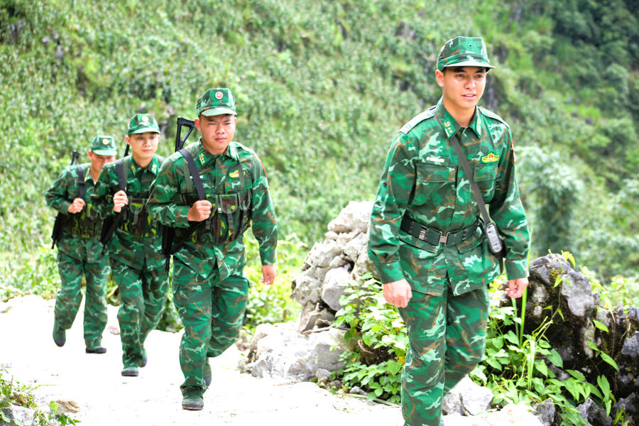 : Tuyến đường tuần tra biên giới được kiên cố hóa bằng bê tông tạo điều kiện cho Đồn Biên phòng Tùng Vài, Bộ đội Biên phòng tỉnh Tuyên Quang trong quản lý, bảo vệ chủ quyền lãnh thổ biên giới quốc gia. (Ảnh: Hoàng Chính).