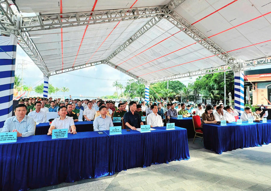 Lễ ra quân thu hút đông đảo đại biểu, người dân tham dự.