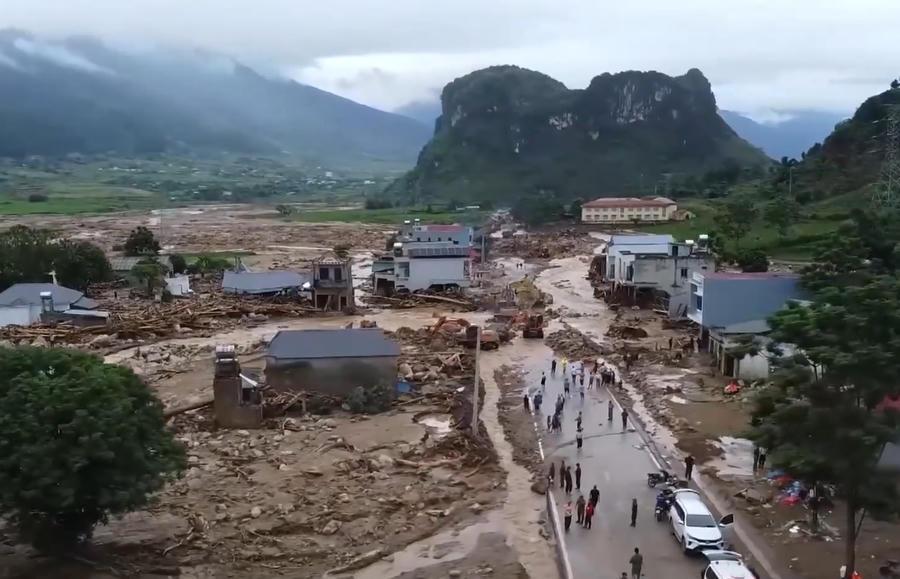 Mưa lũ khiến hàng trăm ngôi nhà và cơ sở hạ tầng giao thông, diện tích hoa màu ở nhiều địa phương tại khu vực Tây Bắc bị hư hại.