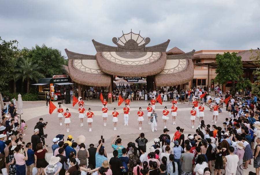Lễ hội Tropical Carnival phục vụ du khách tại Sun World Sầm Sơn hè 2026.
