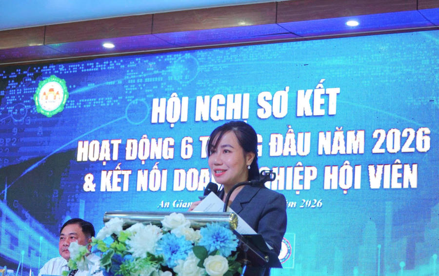 Bà Phạm Thị Như Phượng - Thành viên HĐQT, Tổng Giám đốc CIC Group, Chủ tịch Hiệp hội Doanh nghiệp Kiên Giang phát biểu tại hội nghị.