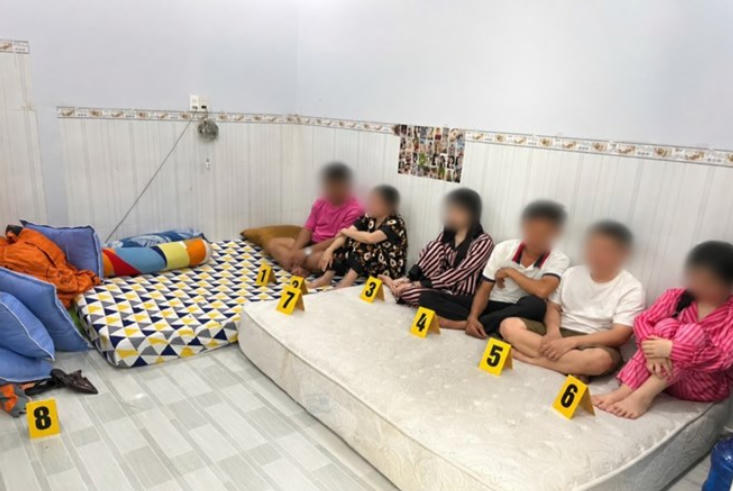 Công an bắt quả tang nhóm đối tượng có hành vi tổ chức sử dụng trái phép chất ma túy trong căn nhà cho thuê. Ảnh: Công an cung cấp