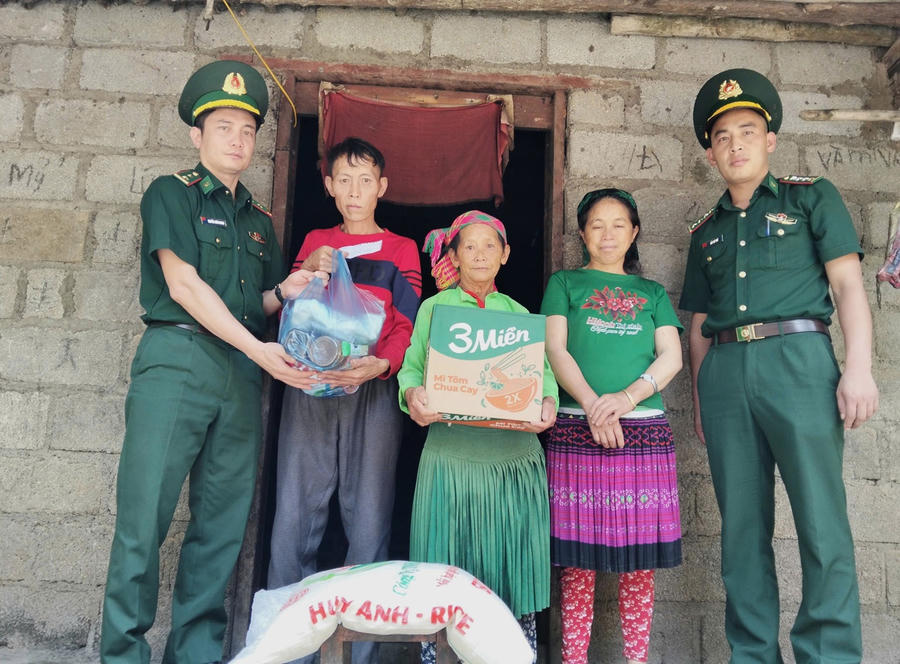 Trung tá Nguyễn Xuân Giang, Đồn trưởng Đồn Biên phòng Cửa khẩu Săm Pun cùng cán bộ đơn vị đến thăm hỏi gia đình thân nhân liệt sĩ Sùng Mí Sò, thôn Lùng Thàng, xã Sơn Vĩ.