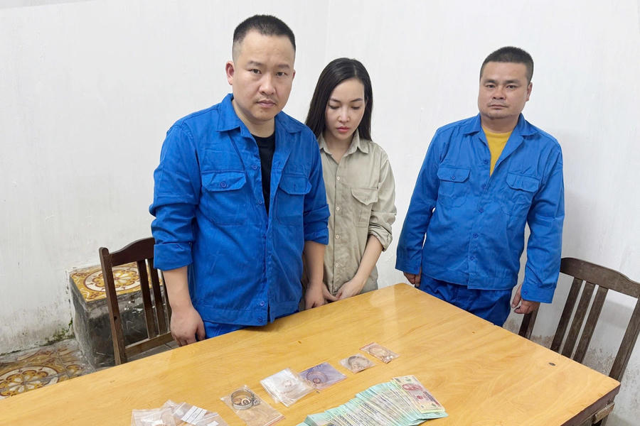 Văn phòng Cơ quan CSĐT thu giữ tại nhà của Sùng Thị Hoản nhiều tang vật liên quan. Ảnh: Công an cung cấp.