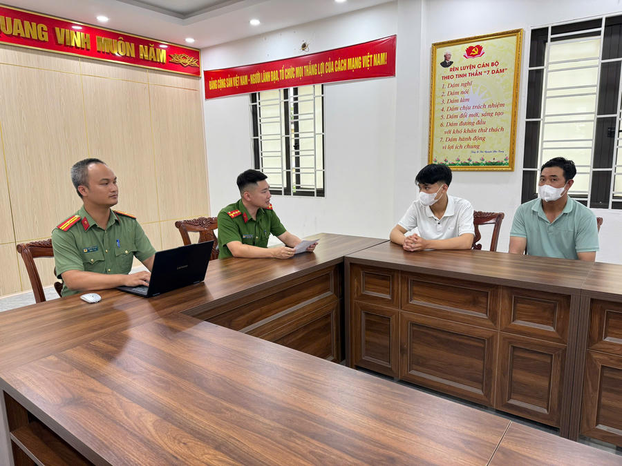 Công an phường Cam Đường triệu tập L.V.T cùng người giám hộ đến trụ sở Cơ quan điều tra làm việc. (Ảnh: CA Lào Cai).
