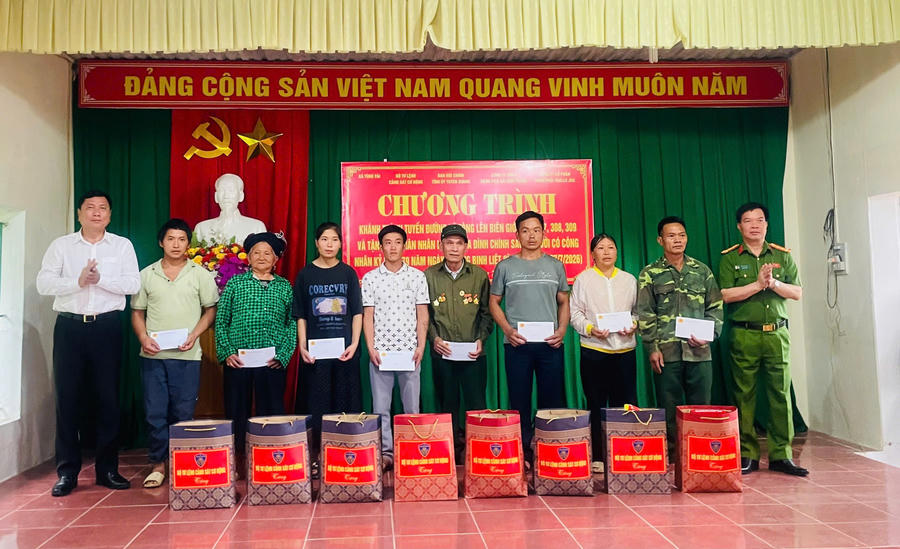 Bộ tư lệnh Cảnh sát cơ động trao tặng quà cho các gia đình chính sách, người có công với cách mạng, học sinh nghèo vượt khó trên địa bàn xã Tùng Vài. (Ảnh: Hoàng Chính).
