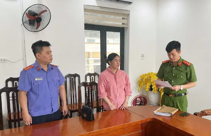 Cơ quan Công an và Viện Kiểm sát viên tống đạt quyết định khởi tố bị can đối với Bùi Thị Thon.