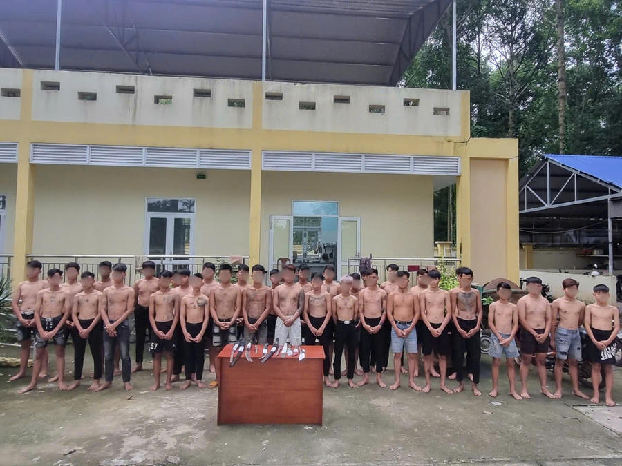 Các đối tượng cùng hung khí trong vụ việc. (Ảnh: Bộ CA)