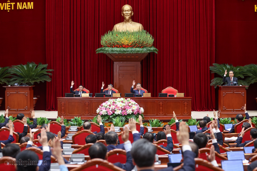 Các đại biểu biểu quyết thông qua Chương trình hội nghị. (Ảnh: VGP/Nhật Bắc)