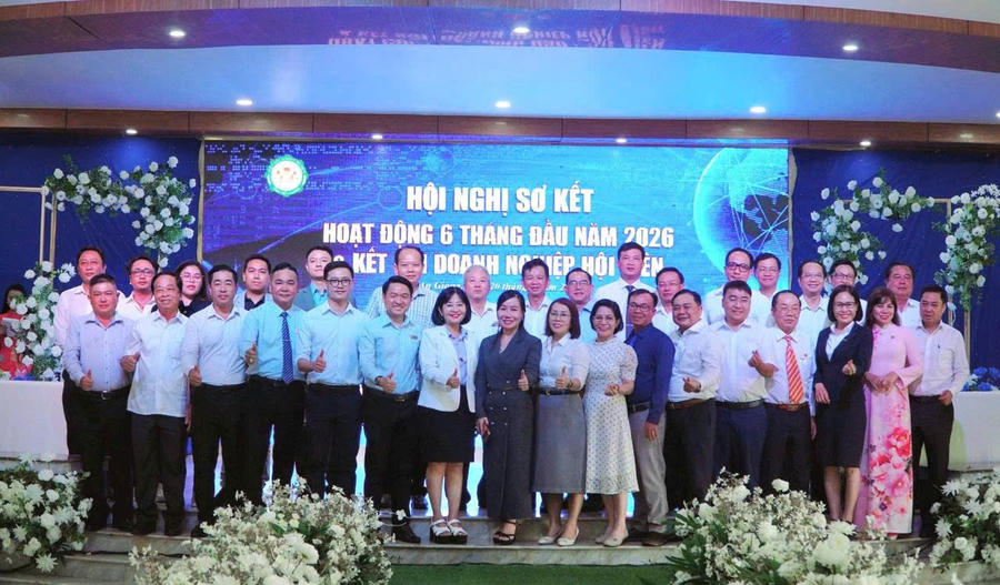 Các đại biểu chụp ảnh lưu niệm.