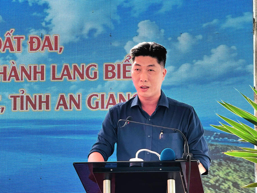 Ông Nguyễn Lê Quốc Toàn, Phó Chủ tịch UBND đặc khu Phú Quốc phát biểu tại lễ ra quân. Ông Nguyễn Lê Quốc Toàn, Phó Chủ tịch UBND đặc khu Phú Quốc phát biểu tại lễ ra quân.