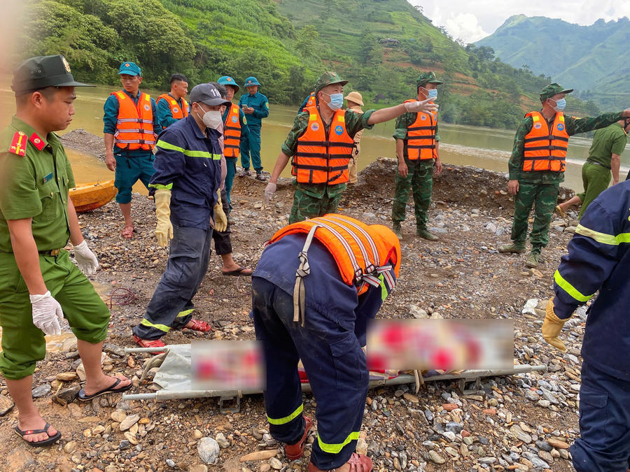 Lực lượng chức năng tìm thấy thi thể em Sùng Thị D.