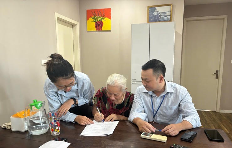 Người dân lưu ý, Trung tâm Phục vụ hành chính công Thành phố sẽ tới tận nhà hỗ trợ công dân cao tuổi thực hiện uỷ quyền BHXH theo quy định: không thu phí, không yêu cầu cài đặt ứng dụng lạ. (Ảnh minh hoạ)
