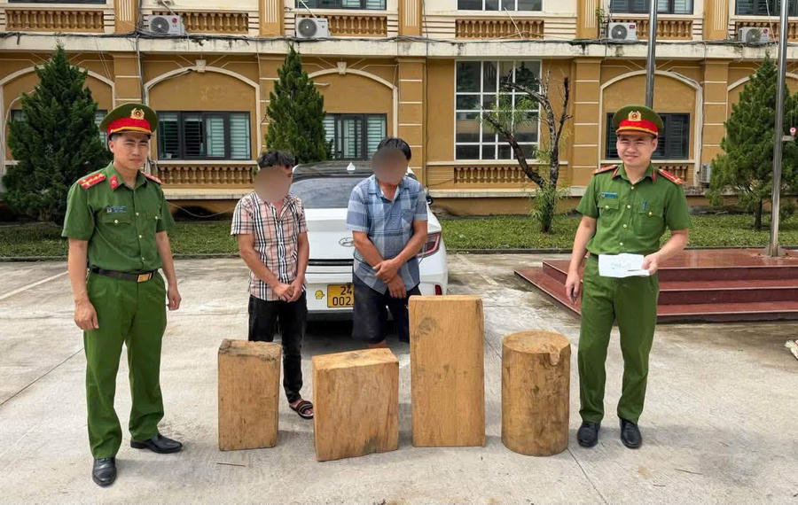 Các đối tượng và tang vật tại cơ quan công an. (Ảnh: Công an xã Văn Bàn)