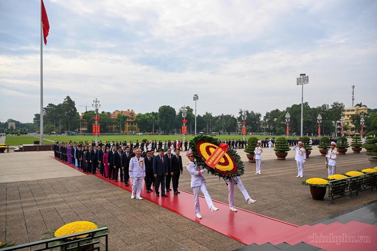 Đoàn đại biểu Ban Chấp hành Trung ương Đảng đặt vòng hoa, vào Lăng viếng Chủ tịch Hồ Chí Minh. (Ảnh: VGP/Nhật Bắc)