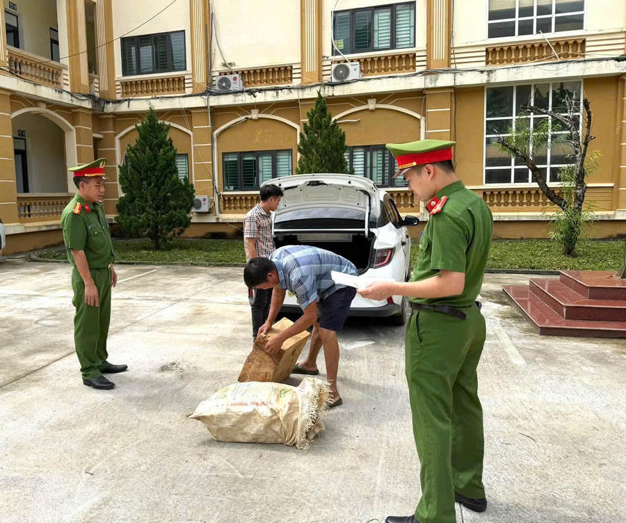 Các đối tượng và tang vật tại cơ quan công an. (Ảnh: Công an xã Văn Bàn)