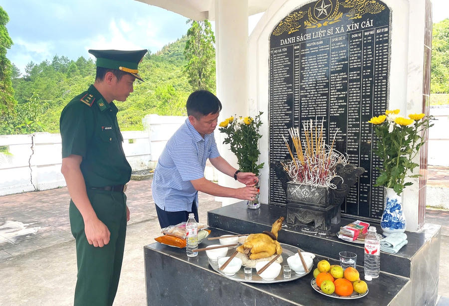 Lãnh đạo xã Sơn Vĩ (Tuyên Quang) cùng cán bộ Đồn Biên phòng Cửa khẩu Săm Pun dâng hương tại nhà bia tưởng niệm liệt sĩ của xã.