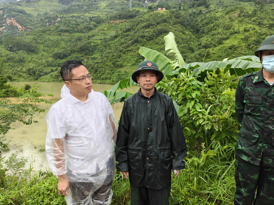 Lãnh đạo xã Sơn Vĩ có mặt tại hiện trường chỉ đạo tìm kiếm các nạn nhân mất tích trên sông Nho Quế.